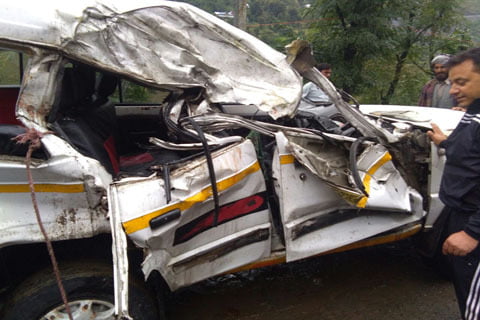 खाई में गिरी कार, दो लोगों की मौत 3 Hello Uttarakhand News »