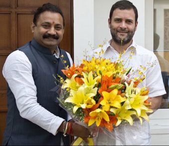 रूद्रप्रयाग: करीब 6 दिन पहले बद्रीनाथ क्षेत्र से मदमहेश्वर ट्रेक की ओर निकले 13 सदस्यीय टै्किंग दल के करीब 7 लोग तीन दिनों से हो रही लगातार बर्फवारी के चलते पनपतिया ग्लेशियर में फंसे हुए है। बद्रीनाथ धाम पहुंचे दल के 3 पोर्टरों ने दावा किया कि दल में 11 नहीं बल्कि 13 सदस्य थे। पोर्टर बलबीर की मानें तो दल के टीम लीडर सुप्रिय वर्धन की मृत्यु हो चुकी है मगर प्रशासन ने अभी तक इसकी पुष्टि नहीं की है। ट्रैकिंग दल में पश्चिमी बंगाल के सुप्रिय वर्धन, दिल्ली के हरदेवसिंह, संजय शर्मा, भगवती प्रसाद, पवन कौशिक के साथ ही उत्तरकाशी के गाइड धर्मेन्द्र और पांच पोर्टर शामिल थे। हैलो उत्तराखंड से बात करते हुए रूद्रप्रयाग डीएम मंगेश घिल्डियाल ने बताया कि प्रशासन ने जानकारी मिलते ही एसडीआरएफ, पुलिस, आपदा प्रबन्धन और राजस्व पुलिस के 10 सदस्यीय दल और डाक्टरों की टीम को हेलीकॉप्टर से रेस्क्यू क्षेत्र के लिए मद्यमहेस्वर भेज दिया गया है जहां से करीब 16 किमी की दूरी पर ट्रैकर फंसे हुए हैं। इस दूरी को पैदल तय किया जा रहा है। बहरहाल प्रशासन का पूरा ध्यान ग्लेशियर में फंसे ट्रैकर को बचाने पर केंद्रित है। बता दें कि जहां पर दल के सदस्य फंसे हुआ हैं, वह क्षेत्र करीब 17 हजार फिट की उंचाई पर है और जहां लगातार बर्फवारी और हिमस्खलन होते रहते हैं। 5 Hello Uttarakhand News »