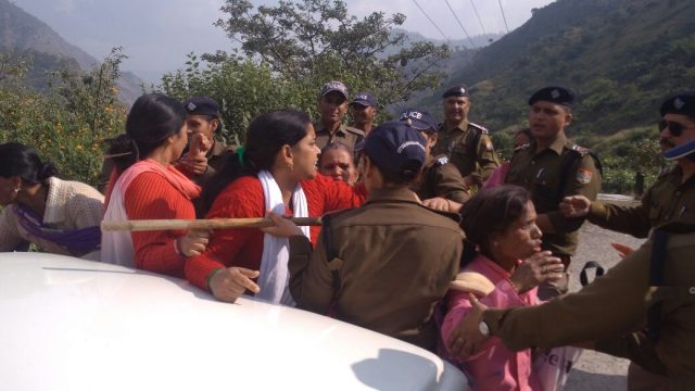 थत्यूड़ में आशा कार्यकर्तियों ने किया रूबेला टीकाकरण का बहिष्कार, मचाया अस्पताल में हंगामा 3 Hello Uttarakhand News »