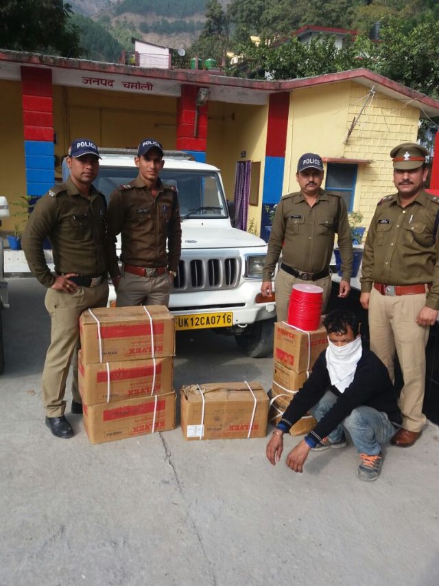 7 पेटी विस्फोटक सामग्री के साथ वाहन चालक गिरफ्तार 2 Hello Uttarakhand News »