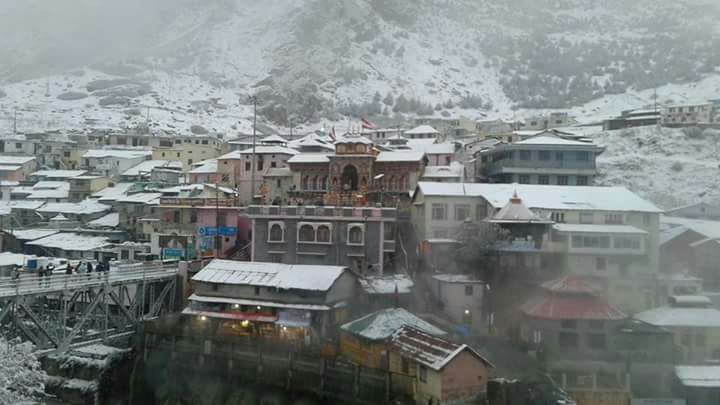 बदरीनाथ के कपाट बंद होने से पूर्व बर्फ की फाहों से शुशोभित हुयी बदरी पुरी 1 Hello Uttarakhand News »