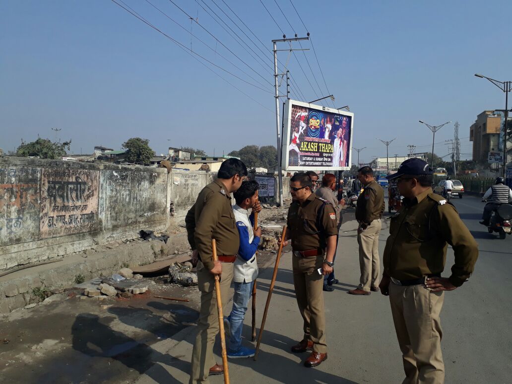 पटेलनगर पुलिस की कार्यवाही, 32 ई-रिक्शा सीज, 21 ठेलियों का कटा चालान, 6 वारंटी गिरफ्तार 1 Hello Uttarakhand News »