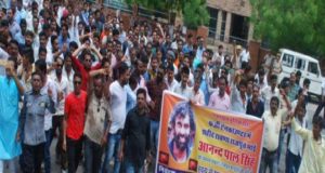 गैंगस्टर आनंदपाल की श्रद्धांजलि सभा तब्दील हुई हिंसक प्रर्दशन में, 18वें दिन भी नहीं हो सका अंतिम संस्कार 1 Hello Uttarakhand News »