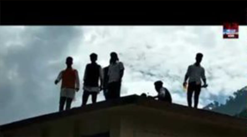 हाईवोल्टेज ड्रामा – छात्र नेता पैट्रोल लेकर चढ़े छत पर… 2 Hello Uttarakhand News »