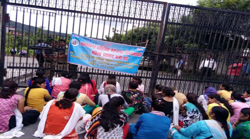 नर्सिंग मामला: बेरोजगार महिला स्वास्थ्य कर्मी संघ से प्रशासनिक अधिकारी ने की बत्तमीजी 1 Hello Uttarakhand News »