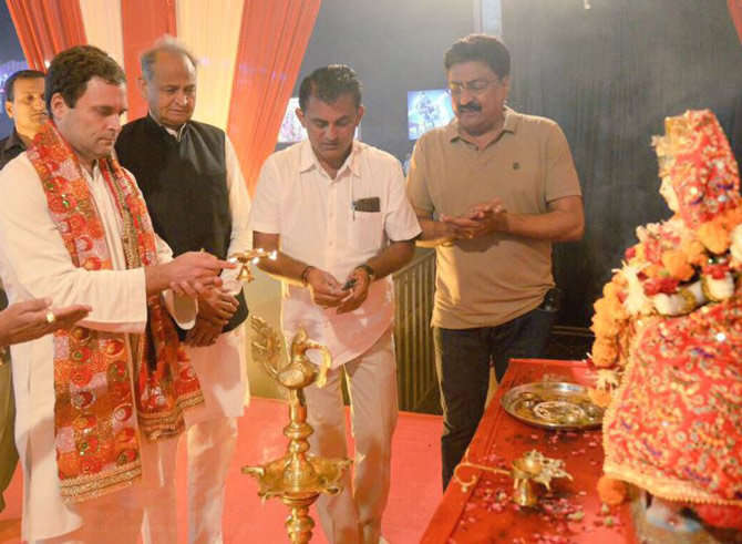 राहुल का मंदिरों में दर्शन, बीजेपी-आरएसएस की कट्टरता को कड़ा जवाब 1 Hello Uttarakhand News »