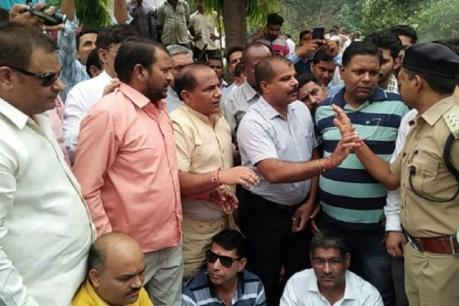 बीजेपी कार्यकर्ताओं के आगे बेबस बनी पुलिस! 1 Hello Uttarakhand News »