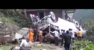 कर्णप्रयाग में खाई में गिरी बस 2 की मौत, 35 लोग घायल 1 Hello Uttarakhand News »