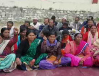 सड़क न होने के कारण ग्रामीणों का डी एम कार्यालय पर हल्ला बोल 4 Hello Uttarakhand News »