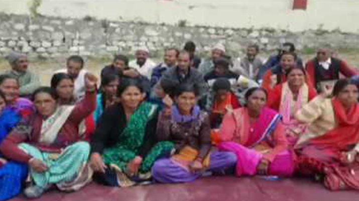 सड़क न होने के कारण ग्रामीणों का डी एम कार्यालय पर हल्ला बोल 1 सड़क न होने के कारण ग्रामीणों का डी एम कार्यालय पर हल्ला बोल 1 Hello Uttarakhand News »