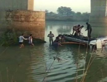 नदी में समाई बस, 13 श्रद्धालुओं की मौत 4 Hello Uttarakhand News »