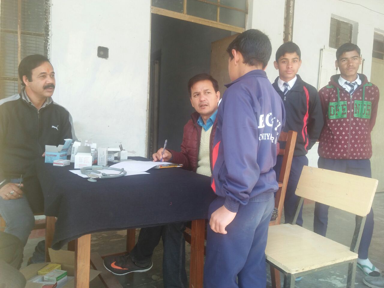 नवोदय विद्यालय के दूषित खानपान और सीलन से 44 छात्र बीमार 2 Hello Uttarakhand News »