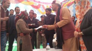 सीएम ने अग्निकांड प्रभावितों को बांटे 58 लाख के चैक 3 Hello Uttarakhand News »