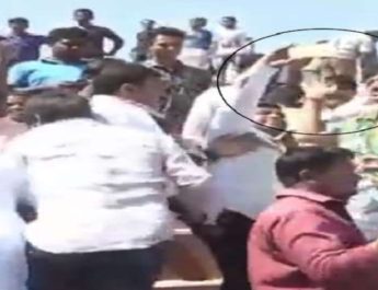 सेल्फी लेने पर गुस्साए मंत्री जी ने फेंका मोबाइल 3 Hello Uttarakhand News »