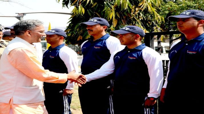 उत्तराखण्ड पुलिस के 15 सदस्यों के दल को माउंट एवरेस्ट के लिए किया गया रवाना 1 Hello Uttarakhand News »