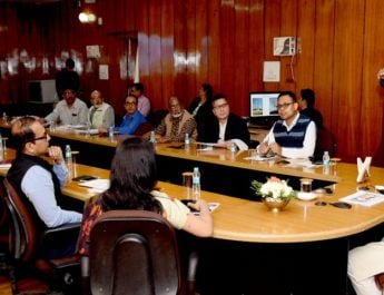 सीएम ने कहा डीएम कार्यालयों में बनेगा आधार 6 Hello Uttarakhand News »