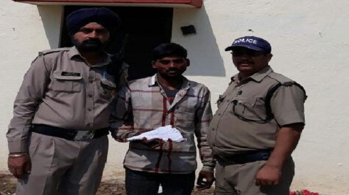 तमंचे के साथ चढ़ा पुलिस के हत्थे, राहगीरों को बनाता था शिकार 1 तमंचे के साथ चढ़ा पुलिस के हत्थे, राहगीरों को बनाता था शिकार 1 Hello Uttarakhand News »