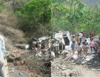 जोरदार भिड़ंत के बाद खाई में गिरे ट्रक और सूमो, एक की मौत, कई घायल 3 Hello Uttarakhand News &raquo;