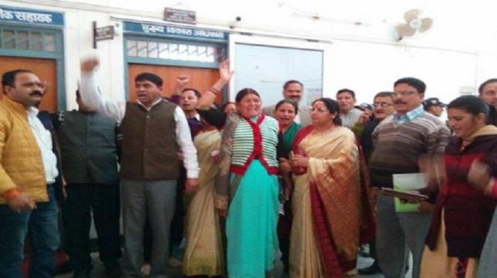 सीडीओ ने ज़िला पंचायत अध्यक्ष समेत अन्य सदस्यों के ख़िलाफ़ थाने में दी तहरीर, मुकदमा दर्ज 1 Hello Uttarakhand News &raquo;