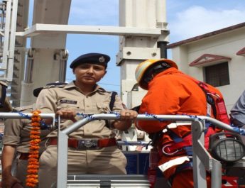 अग्निशमन कर्मियों ने मनाया 'अग्नि शमन सेवा दिवस', एसएसपी ने सुपुर्द की हाइड्रोलिक तकनीक 4 Hello Uttarakhand News »