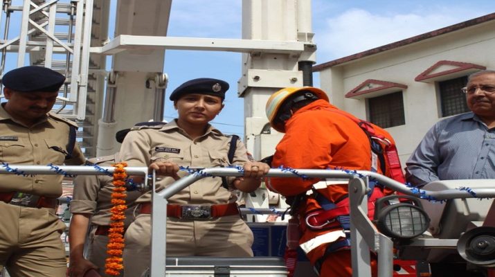 अग्निशमन कर्मियों ने मनाया 'अग्नि शमन सेवा दिवस', एसएसपी ने सुपुर्द की हाइड्रोलिक तकनीक 1 Hello Uttarakhand News »