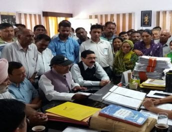 संविदा कर्मचारियों के मामले में सरकार ने नहीं की मजबूत पैरवी: नेगी, राज्यपाल को संबोधित ज्ञापन 2 Hello Uttarakhand News »