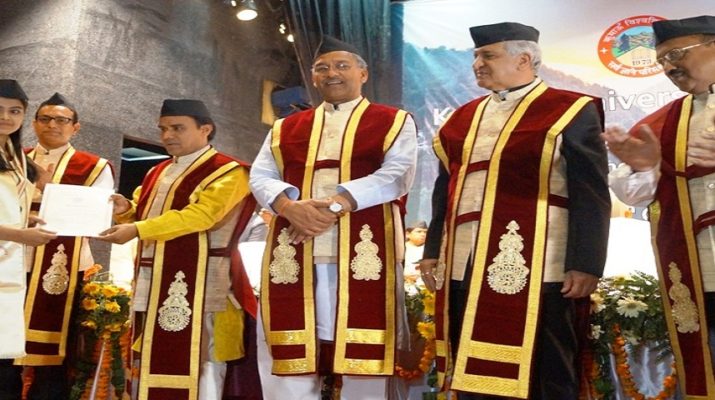 केके पॉल व अजीत डोभाल को मानद उपाधि, उत्तराखण्डी परिधानों में विद्यार्थियों को प्रदान की गयी उपाधि 1 Hello Uttarakhand News »