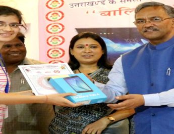 टॉपर छात्राओं को 307 ‘कम्प्यूटर टैबलेट’ किये गये वितरित 3 Hello Uttarakhand News »