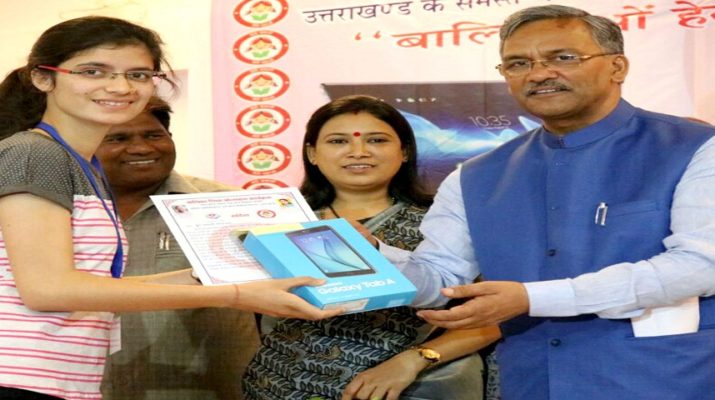 टॉपर छात्राओं को 307 ‘कम्प्यूटर टैबलेट’ किये गये वितरित 1 Hello Uttarakhand News »