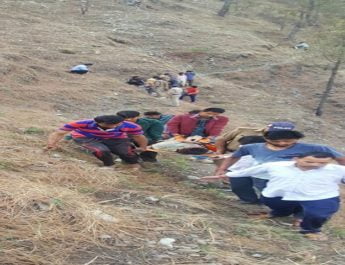 खाई में गिरी बोलेरा, पांच लोग घायल 3 Hello Uttarakhand News »