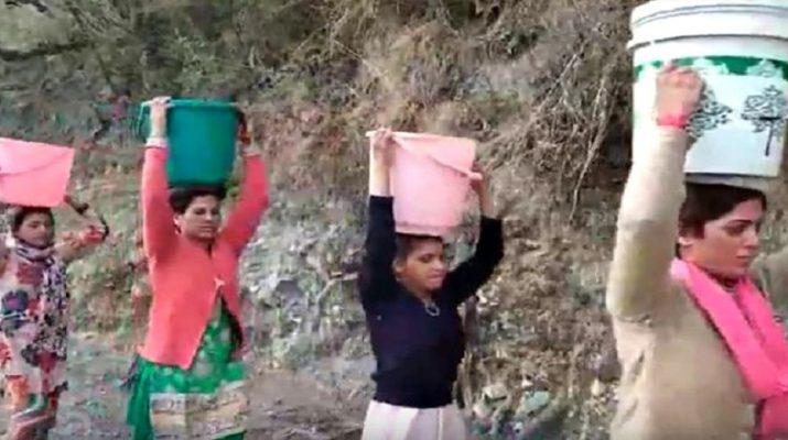 पानी के संकट से जुझ रहे ग्रामीण, शासन-प्रशासन बेशुध 1 Hello Uttarakhand News »