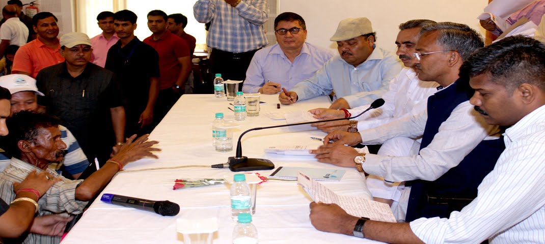 जन-सुनवाई कार्यक्रम में 100 से अधिक शिकायतें दर्ज, शिक्षिका मामले पर दी सफाई 2 जन-सुनवाई कार्यक्रम में 100 से अधिक शिकायतें दर्ज, शिक्षिका मामले पर दी सफाई 2 Hello Uttarakhand News »