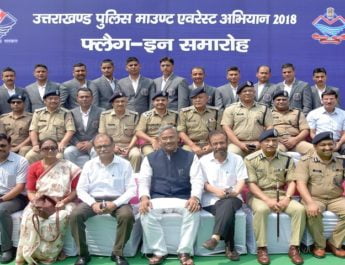 एवरेस्ट फतह कर लौटे पुलिस के जवान, किये गये सम्मानित, हुई पदोन्नति 4 Hello Uttarakhand News »