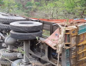 खाई में गिरा ट्रक, 4 लोग घायल 3 Hello Uttarakhand News »