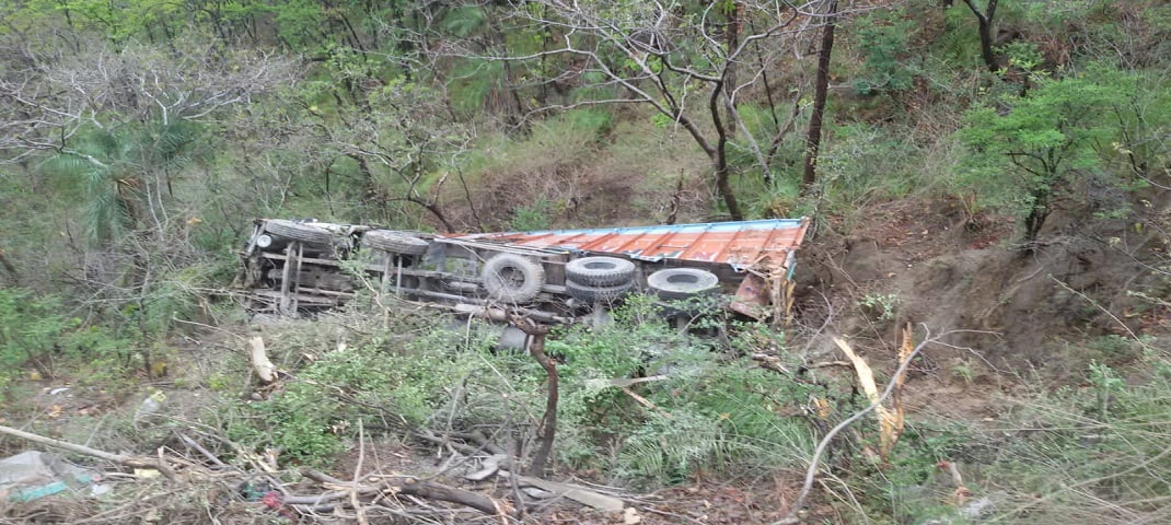 खाई में गिरा ट्रक, 4 लोग घायल 2 Hello Uttarakhand News »
