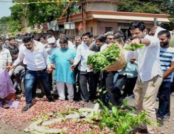 किसान आंदोलन का आज दूसरा दिन, कई जगहों पर रूकी सब्जियों व दूध की सप्लाई 4 Hello Uttarakhand News »