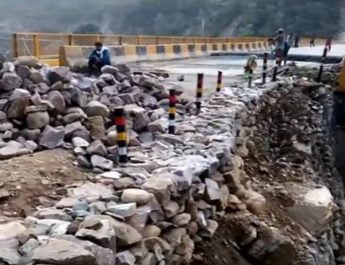 शुरूवाती बारिश में ही खुली यात्रा व्यवस्थाओं की पोल, ढहे पुस्ते, मार्ग बाधित 2 Hello Uttarakhand News »