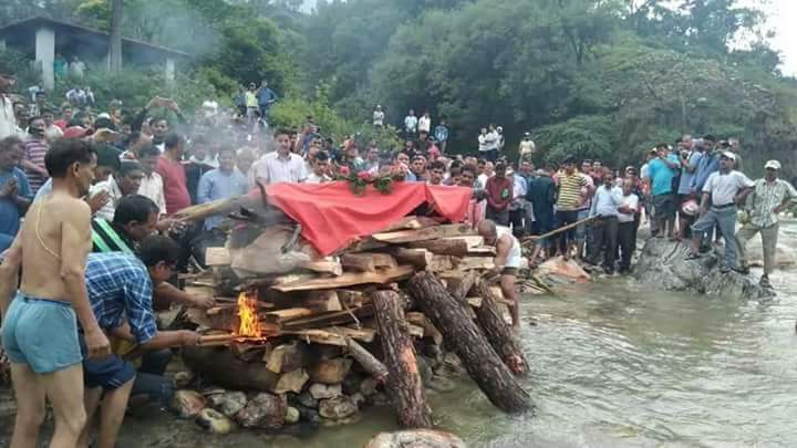 नम आँखों से लोगों ने दी अपने अजीज लोकगायक को अंतिम विदाई, नहीं पहुंचा शासन-प्रशासन का कोई नुमाइंदा 2 Hello Uttarakhand News »