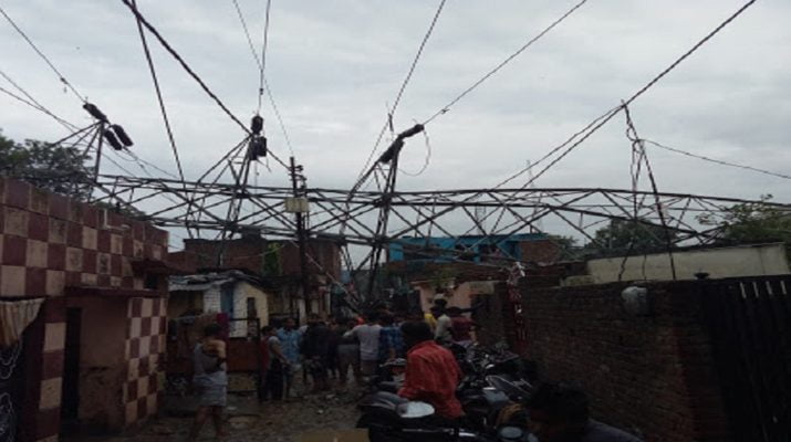 राजधानी दून में बारिश के कारण घरों पर गिरा बिजली टावर नहीं हटा, डर के साए में लोग 1 राजधानी दून में बारिश के कारण घरों पर गिरा बिजली टावर नहीं हटा, डर के साए में लोग 1 Hello Uttarakhand News »