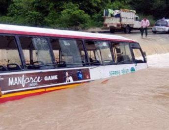 शेर नाले में बही बस, बाल-बाल बचे 28 यात्री 3 Hello Uttarakhand News »