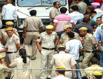 दिल्ली के बुराड़ी में एक ही घर में मिले 11 शव, इलाके में फैली सनसनी... 4 Hello Uttarakhand News »