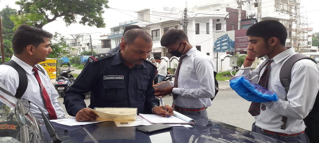 देहरादून के स्कूल, कॉलेजों के पास पुलिस द्वारा चलाया गया चैकिंग अभियान, 5 नाबालिकों के कटे चालान 2 Hello Uttarakhand News »
