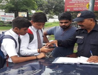 देहरादून के स्कूल, कॉलेजों के पास पुलिस द्वारा चलाया गया चैकिंग अभियान, 5 नाबालिकों के कटे चालान 3 Hello Uttarakhand News »