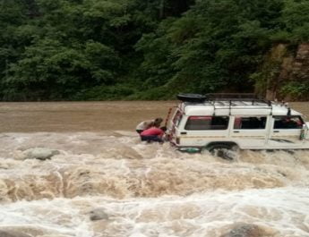 लोनिवि द्वारा बना पुल डेढ़ वर्ष में फिर टूटा, बीच नदी में अटका मैक्स वाहन, सभी सुरक्षित 3 Hello Uttarakhand News »
