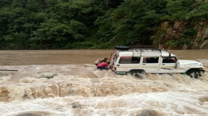 लोनिवि द्वारा बना पुल डेढ़ वर्ष में फिर टूटा, बीच नदी में अटका मैक्स वाहन, सभी सुरक्षित 1 Hello Uttarakhand News »