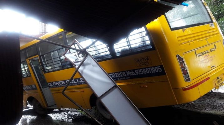 स्कूल बस पलटने से 3 विद्यार्थी घायल, टला बड़ा हादसा 1 Hello Uttarakhand News &raquo;