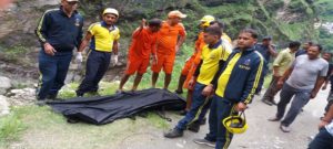 वाहन दुर्घटना के बाद दूसरे दिन मिला एक शव, अभी भी दो लापता 2 Hello Uttarakhand News »