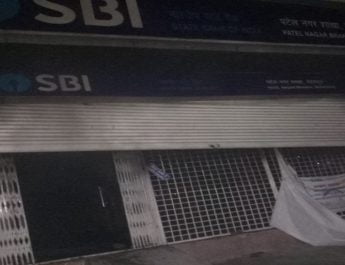 देर रात एस.बी.आई. बैंक की शाखा मेंं लगी आग, बैंक में रखे कम्प्यूटर और उपकरण जलकर खाक 4 Hello Uttarakhand News »