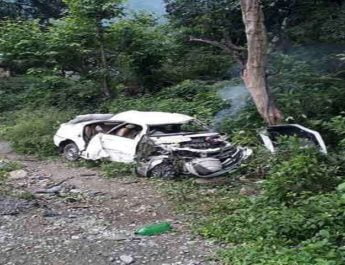ऋषिकेश में कार खाई में गिरी, एक महिला की मौत, 10 लोग घायल 4 Hello Uttarakhand News »