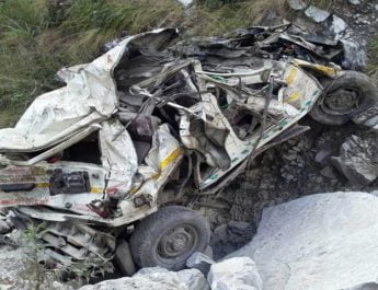 उत्तराखंड: गहरी खाई में गिरा वाहन, एक की मौत, एक घायल 4 Hello Uttarakhand News »